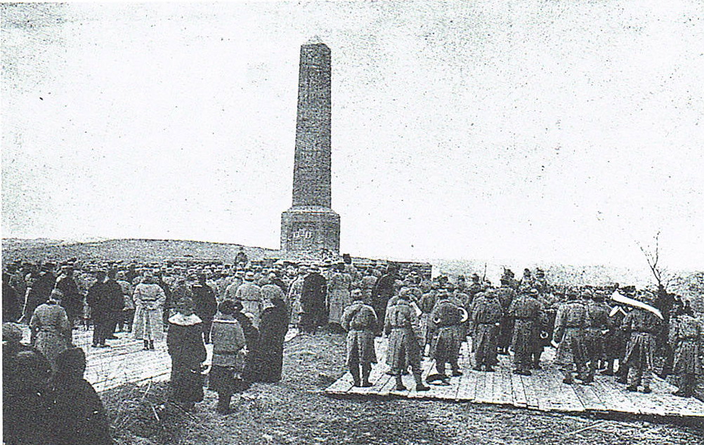 Niszczejący obelisk na wzgórzu KAIM